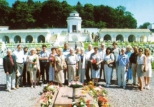 Uczestnicy jubileuszu na Cmentarzu Orląt Lwowskich